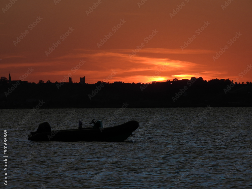 Zachód słońca nad zatoką rybacką