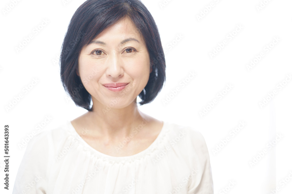 白いブラウスを着た笑顔の中年女性 カメラ目線 白いブラウスを着た笑顔の中年女性 カメラ目線