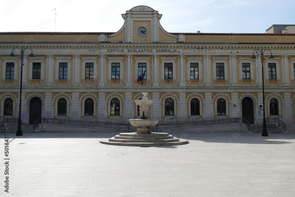 Edificio Scolastico Garibaldi. Bari, sud Italia