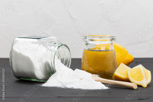 Canvas-taulu Baking Soda With Water And Meyer Lemon