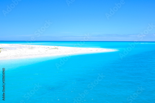 南の島の美しいビーチ © dragonDNA