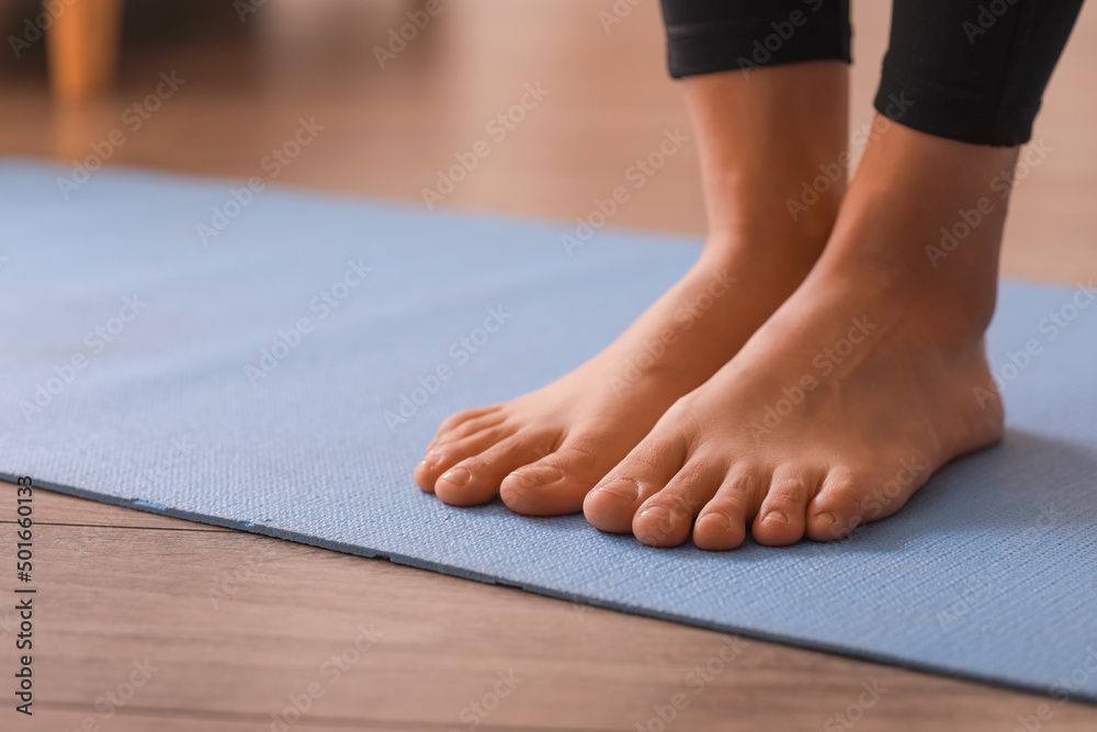 Φωτογραφία Bare feet of sporty young woman at home, closeup