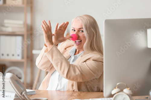 Funny mature woman with clo...