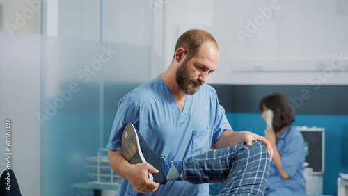 Foto Physiotherapist using bones cracking procedure to cure senior patient with physical injury