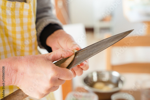 家事・料理素材 野菜を切る女性の手
