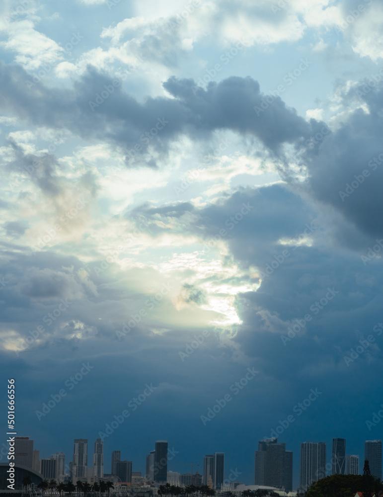 Fototapeta premium time lapse of clouds over city skyline miami 