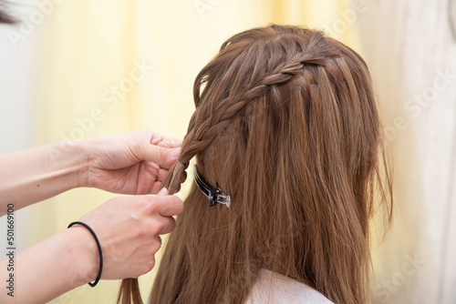 ヘアセットをする女性の頭 Hair set 