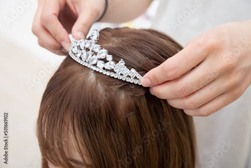 ティアラを頭に飾る女性 Hair set 
