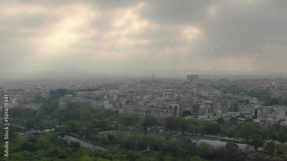 Arc de triomphe et basilique du Sacré Cœur dans la brume matinale, prise de vue aérienne