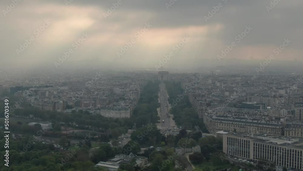 Arc de triomphe et basilique du Sacré Cœur dans la brume matinale, prise de vue aérienne