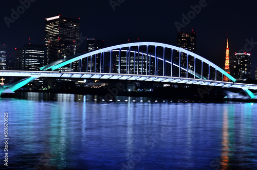 隅田川から見るライトアップされた東京タワーと築地大橋 © onosan