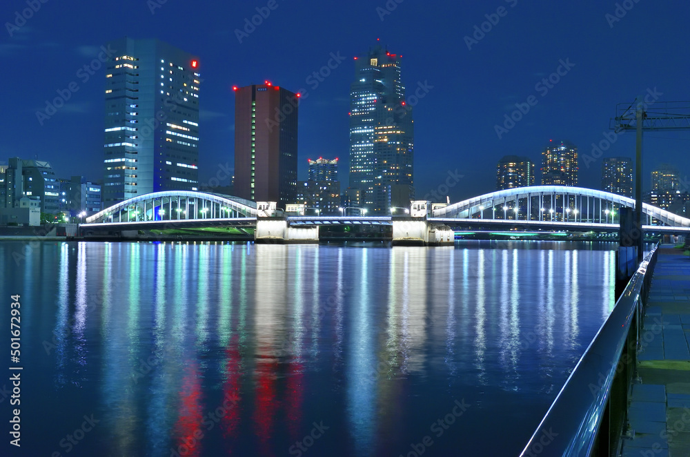 Naklejka premium ライトアップされた勝鬨橋と隅田川の夜景
