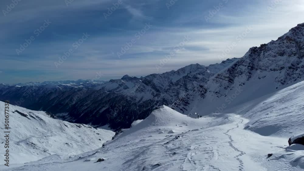 Montagna innevata di inverno, riprese drone