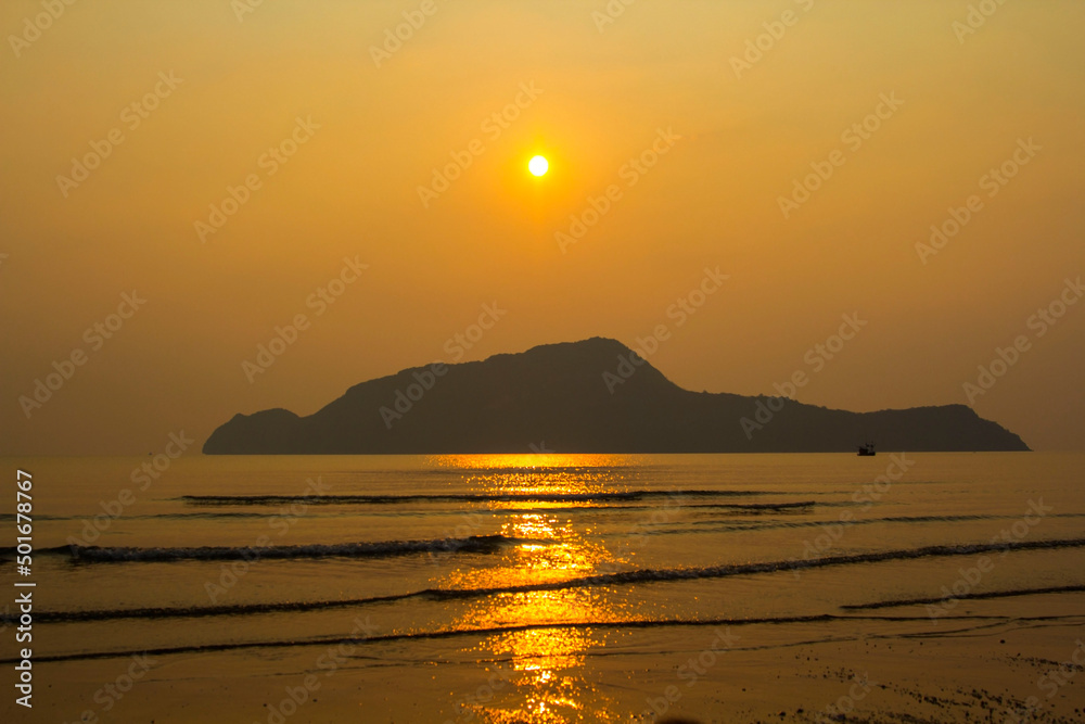 strong wind and ocean waves blow in the evening. The sea floor is light yellow, warm, alternating to see the islands in the sea created by nature, both beautiful and romantic.