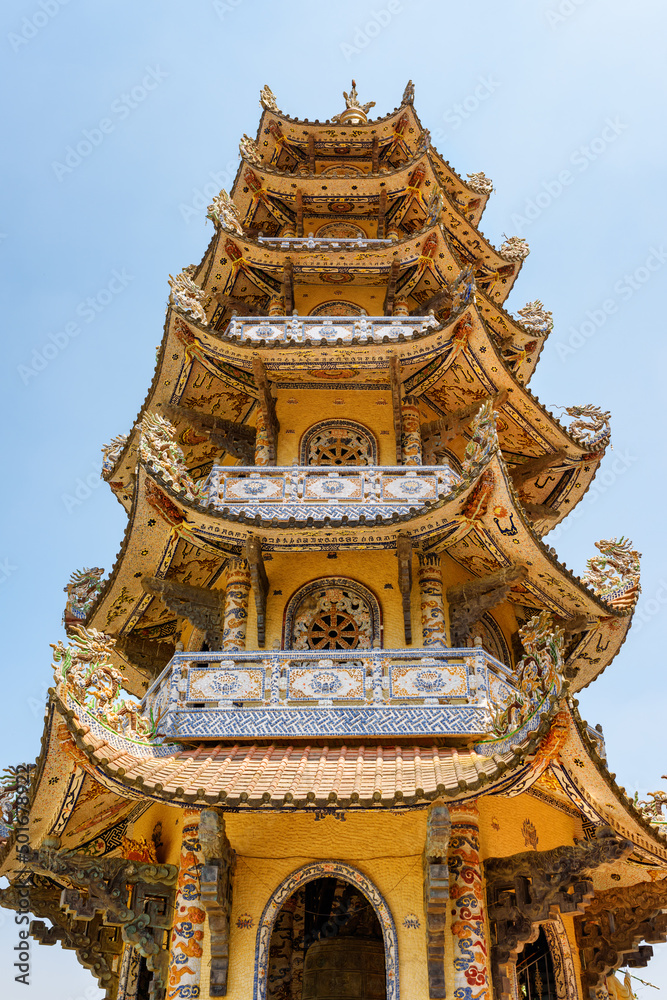 Naklejka premium Linh Phuoc Pagoda in mosaic style from shards of glass, pottery and porcelain in Da Lat city