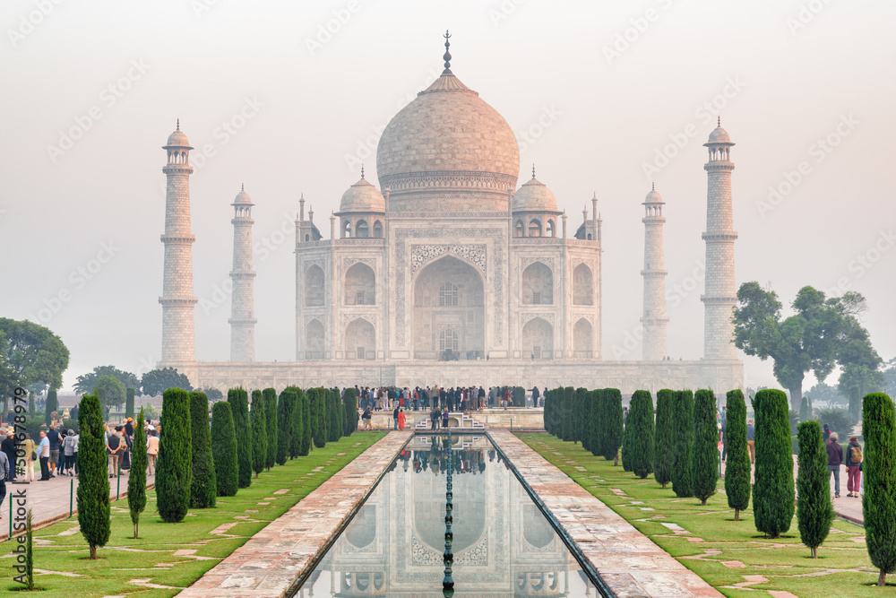 Obraz premium The Taj Mahal on blue sky background