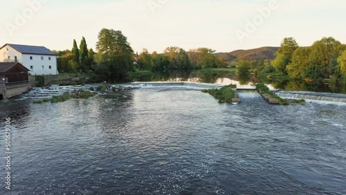 Filmmaterial der Staustufe und Wasserwehr des Fluss Regen in Markt Regenstauf in der Oberpfalz, Deutschland photo