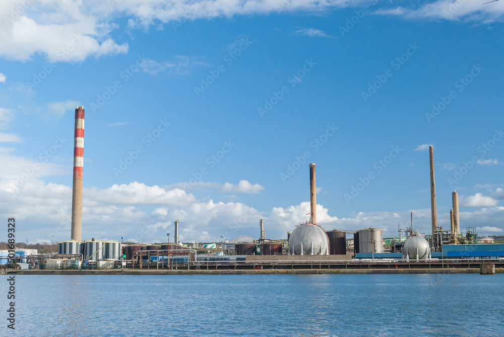Raffinerie Petroplus (Shell) Petit-Couronne. Vue coté rive droite de la Seine. Une plateforme logistique géante pour Amazon était prévue depuis 2020 Raffinerie Petroplus (Shell) Petit-Couronne. Vue coté rive droite de la Seine. Une plateforme logistique géante pour Amazon était prévue depuis 2020