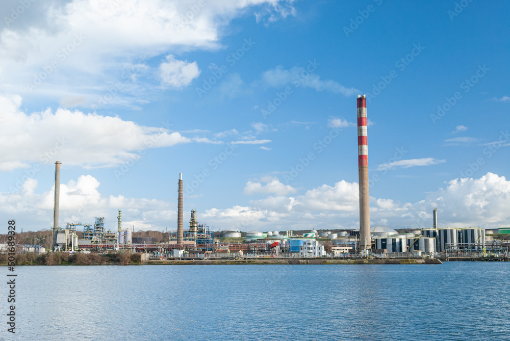 Raffinerie Petroplus (Shell) Petit-Couronne. Vue coté rive droite de la Seine. Une plateforme logistique géante pour Amazon était prévue depuis 2020