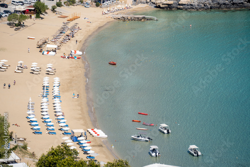 Foto The beach  Pallas Beach  at  Lindos city in Greece.