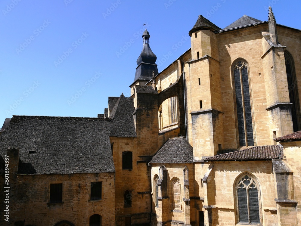 Cathédrale Saint-Sacerdos dans la cité médiévale de Sarlat-la-Canéda en Dordogne France architecture typique