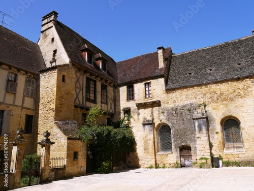 Fototapeta Naklejka Na Ścianę i Meble -  Cité médiévale de Sarlat-la-Canéda en Dordogne France
Toiture, architecture et ruelle typiques