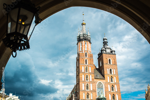 Fotografiet tourist architectural attractions in the historical square of Krakow
