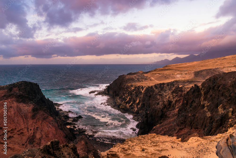 Vista al atardecer de los acantilados en la costa de Punta Jandia, Fuerteventura, Islas Canarias,
