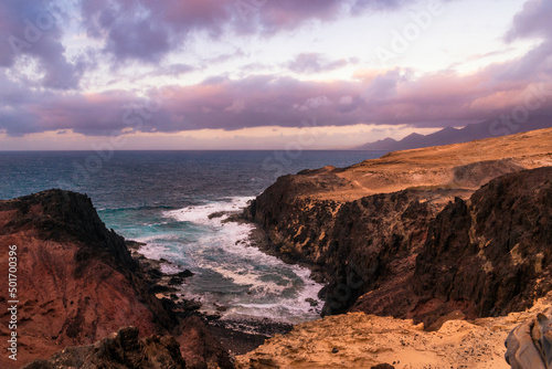 Vista al atardecer de los acantilados en la costa de Punta Jandia, Fuerteventura, Islas Canarias,