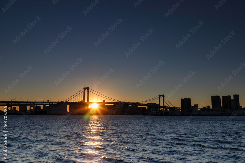 豊洲ふ頭から見たレインボーブリッジの隙間から見える沈む夕陽