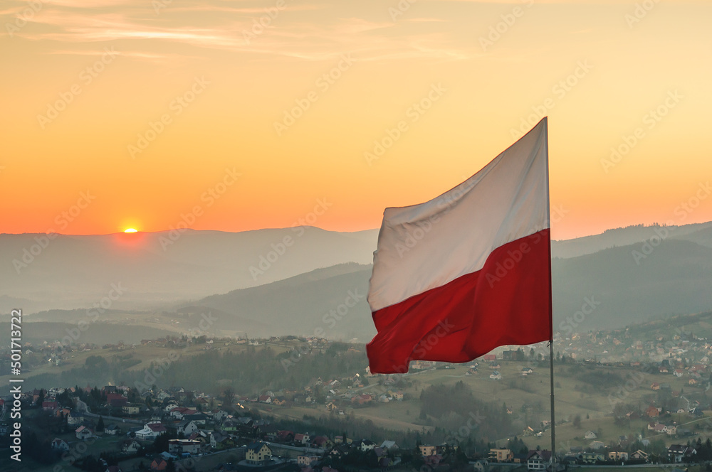 Biało-czerwona flaga Polski na tle zachodzącego słońca w górach - Ochodzita, Koniaków - obrazy, fototapety, plakaty 