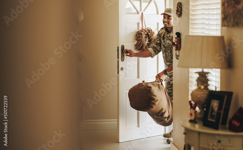 Foto Cheerful young soldier returning home from the military