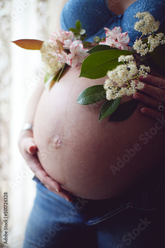 pregnant woman belly with flowers