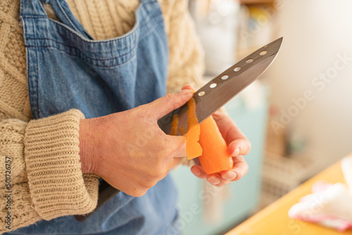 Leinwand Poster 家事・料理素材　野菜を切る女性の手