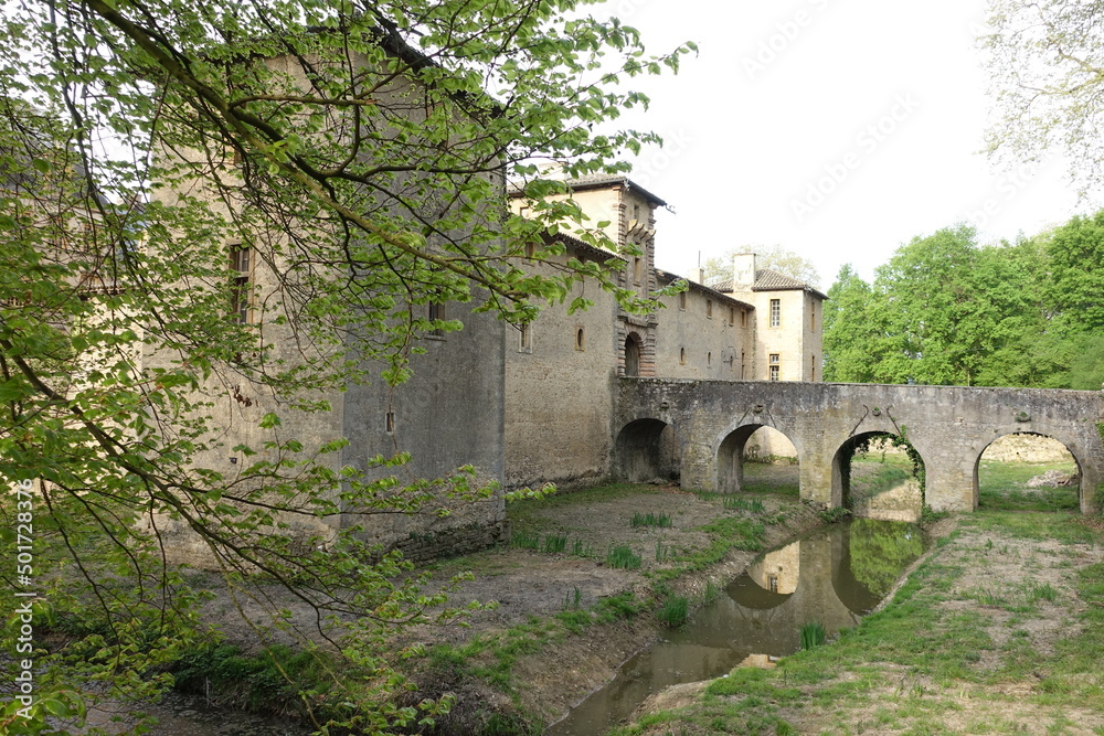 Entrée du château de Flèchères