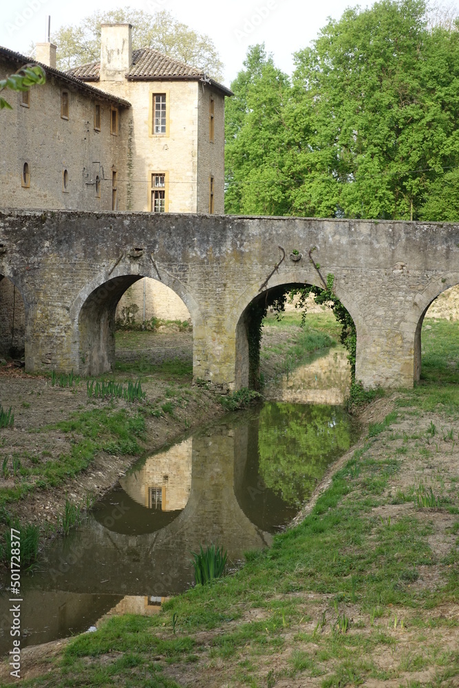 Pont de pierre du château de Flèchères
