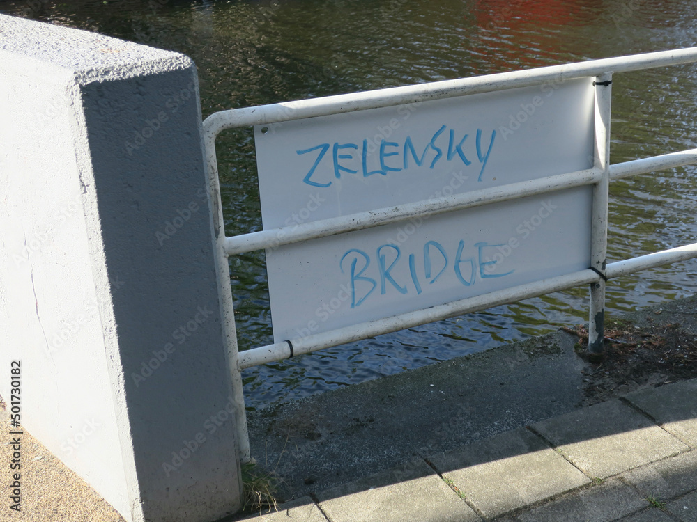 Φωτογραφία zelensky bridge, name of the president of Ukraine written on a sign of a bridge