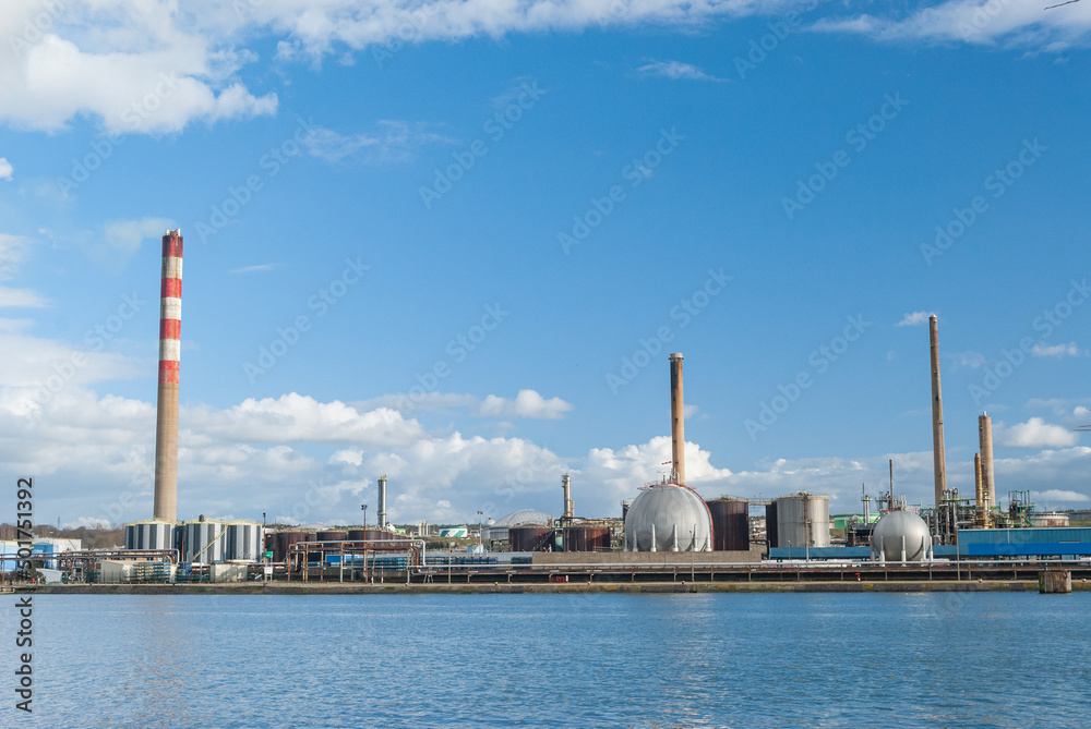 Raffinerie Petroplus (Shell) Petit-Couronne. Vue coté rive droite de la Seine. Une plateforme logistique géante pour Amazon était prévue depuis 2020