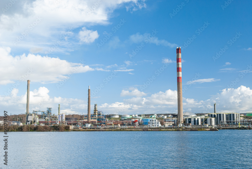 Raffinerie Petroplus (Shell) Petit-Couronne. Vue coté rive droite de la Seine. Une plateforme logistique géante pour Amazon était prévue depuis 2020