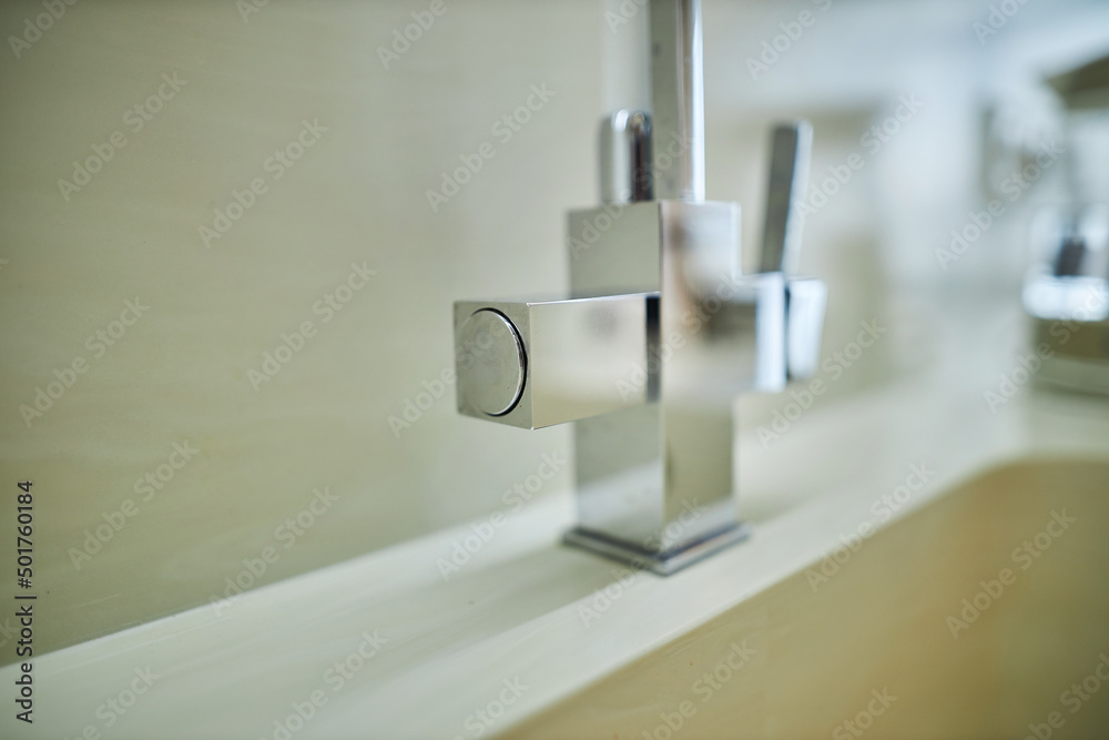 Ταπετσαρία chrome faucet in the kitchen close-up. Faucet close up.