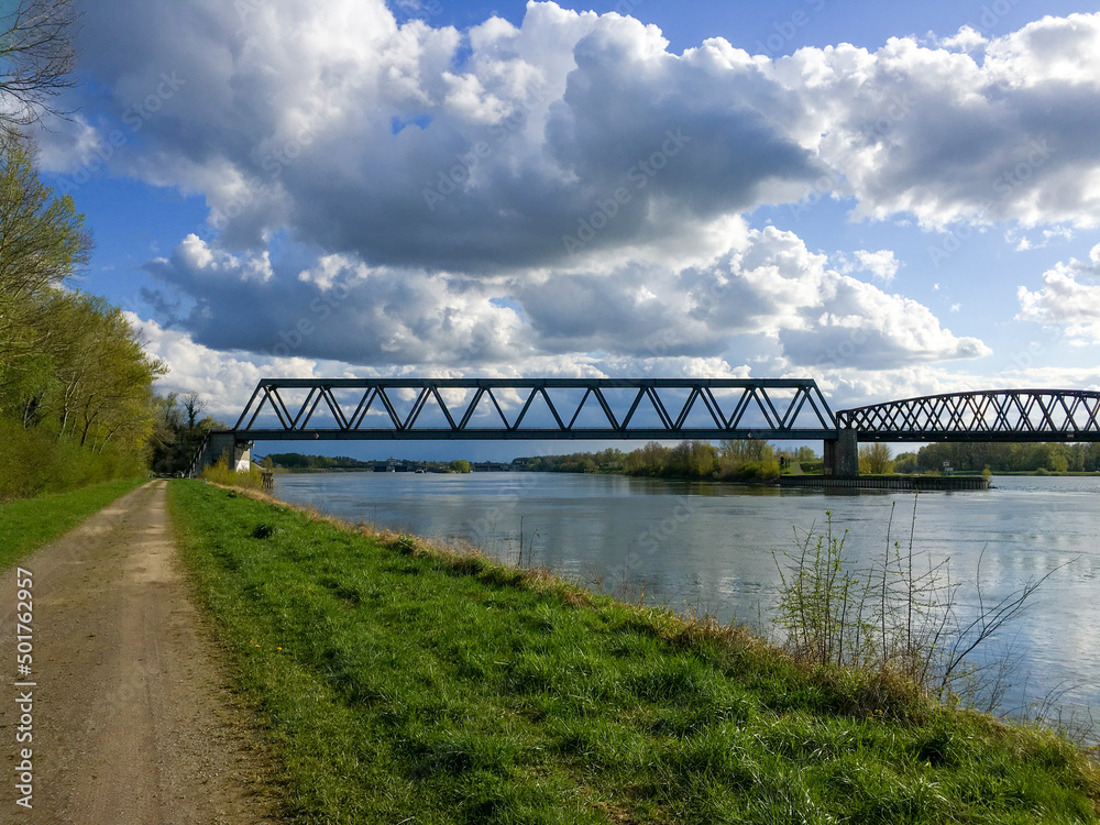 Alte Stahlfachwerk Brücke von Winterdorf über den Rhein nach Frankreich Alte Stahlfachwerk Brücke von Winterdorf über den Rhein nach Frankreich