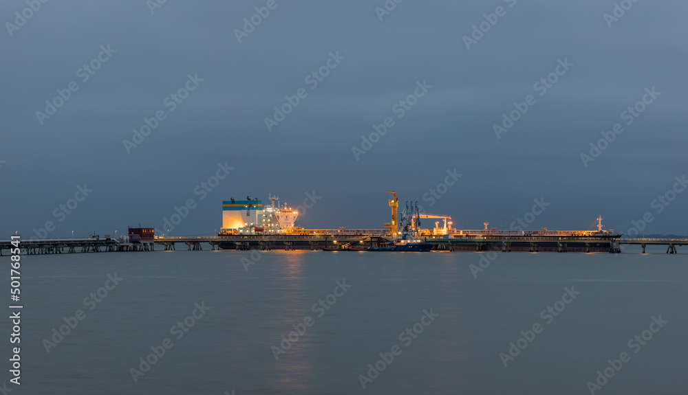 Öltanker an der NWO Tankerlöschbrücke in der Nähe des geplanten LNG-Terminal Wilhelmshaven