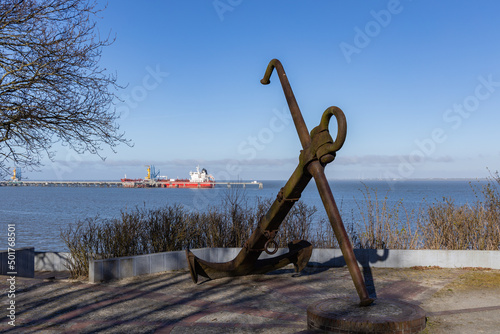 Stockanker eines Großseglers aus dem 19. Jahrhundert, Öltanker an der NWO Tankerlöschbrücke in der Nähe des geplanten LNG-Terminal Wilhelmshaven photo