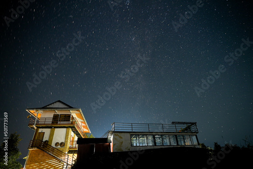 Foto house at night along with starlapse