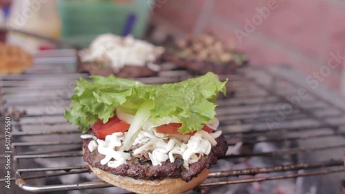 Preparar hamburguesa de manera casera photo