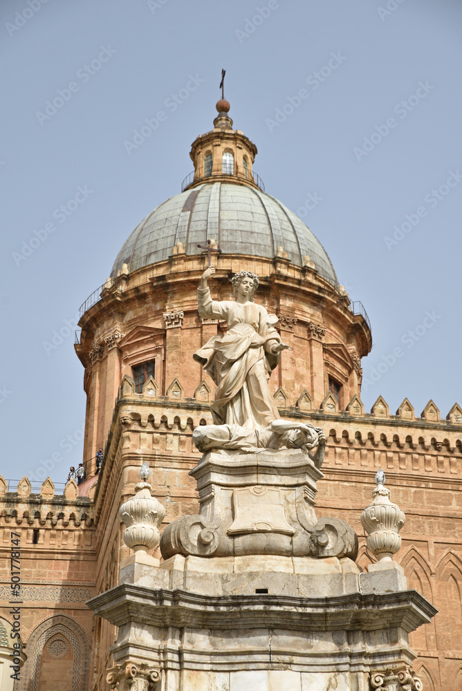 Statue du duomo de Palerme. Sicile