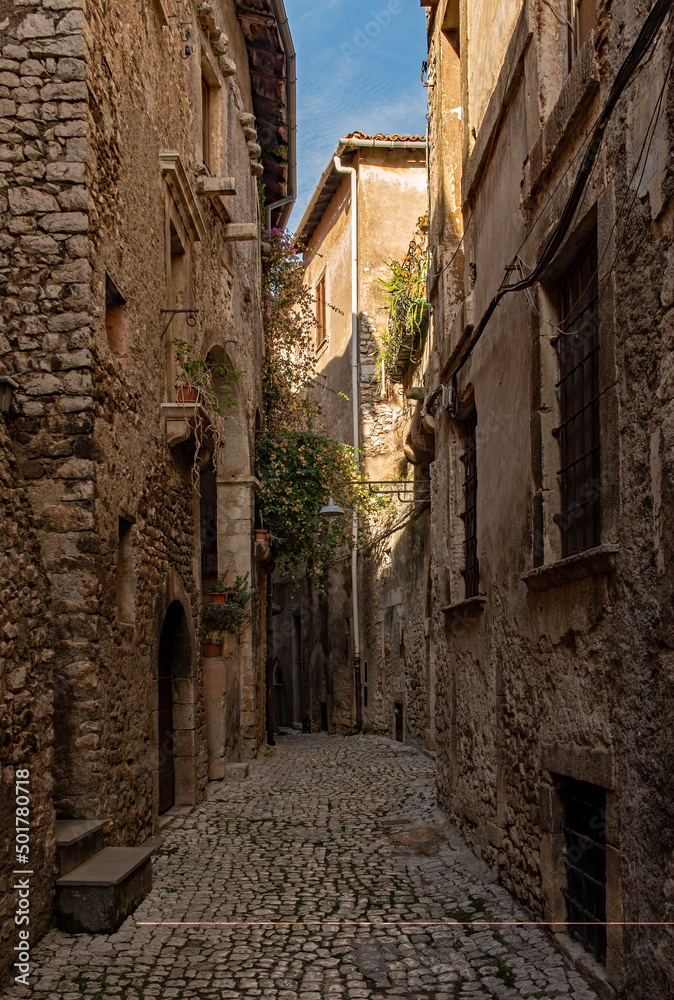 Gasse in der Altstadt von Sermoneta in Latium in Italien