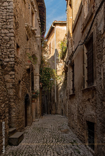 Fototapeta Naklejka Na Ścianę i Meble -  Gasse in der Altstadt von Sermoneta in Latium in Italien