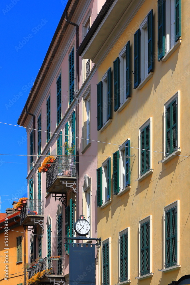 Naklejka premium palazzi colorati di varese, italia