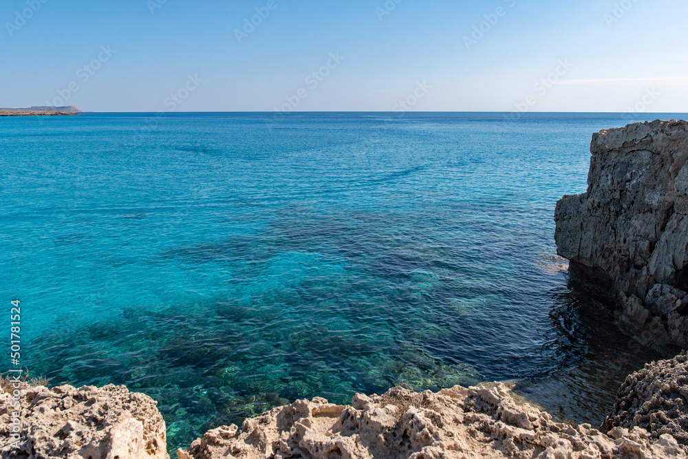 Felsen und Meer am Strand von Nissi in Ayia Napa, Famagusta auf Zypern